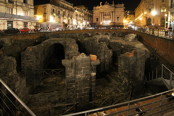 Catania Piazza Stesicoro e resti dellAnfiteatro Romano panoramio